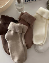 Load image into Gallery viewer, Cozy Velvet Socks