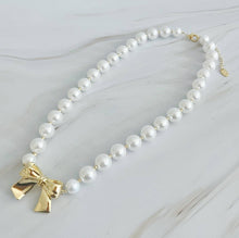 Load image into Gallery viewer, Bow And Pearls Necklace
